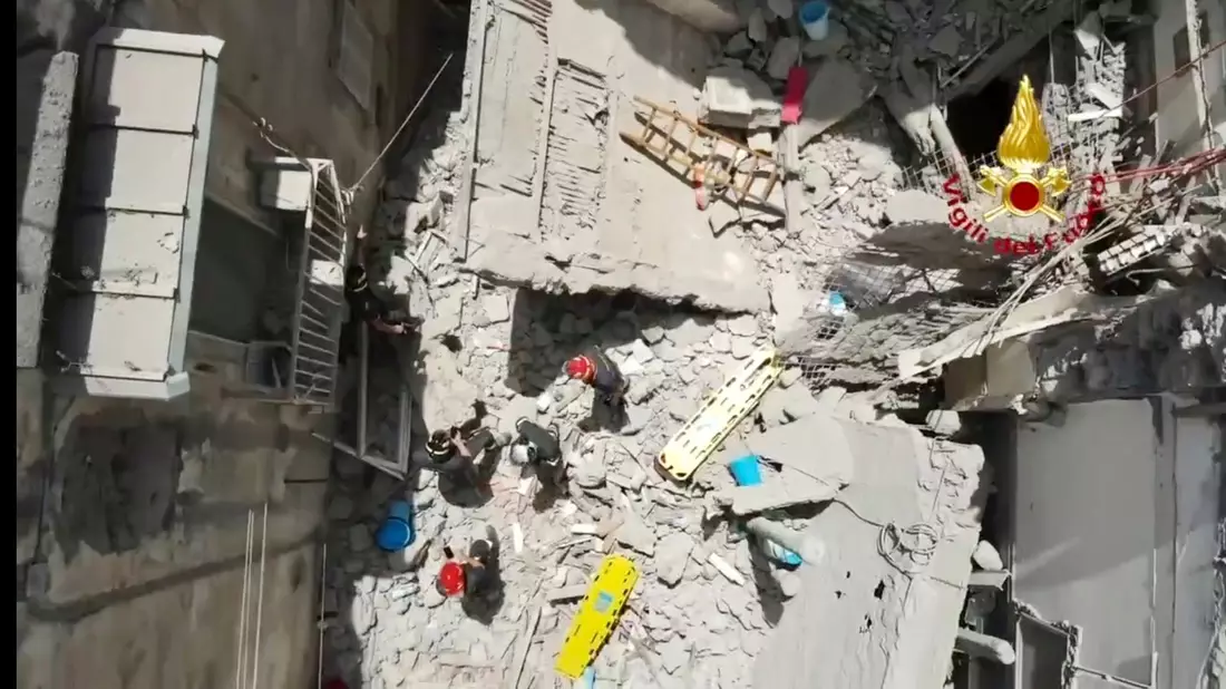 Ein Flügel des eingestürzten dreistöckigen Wohnhauses in Torre Del Greco. - Bild: ---/Vigili del fuoco/AP/dpa