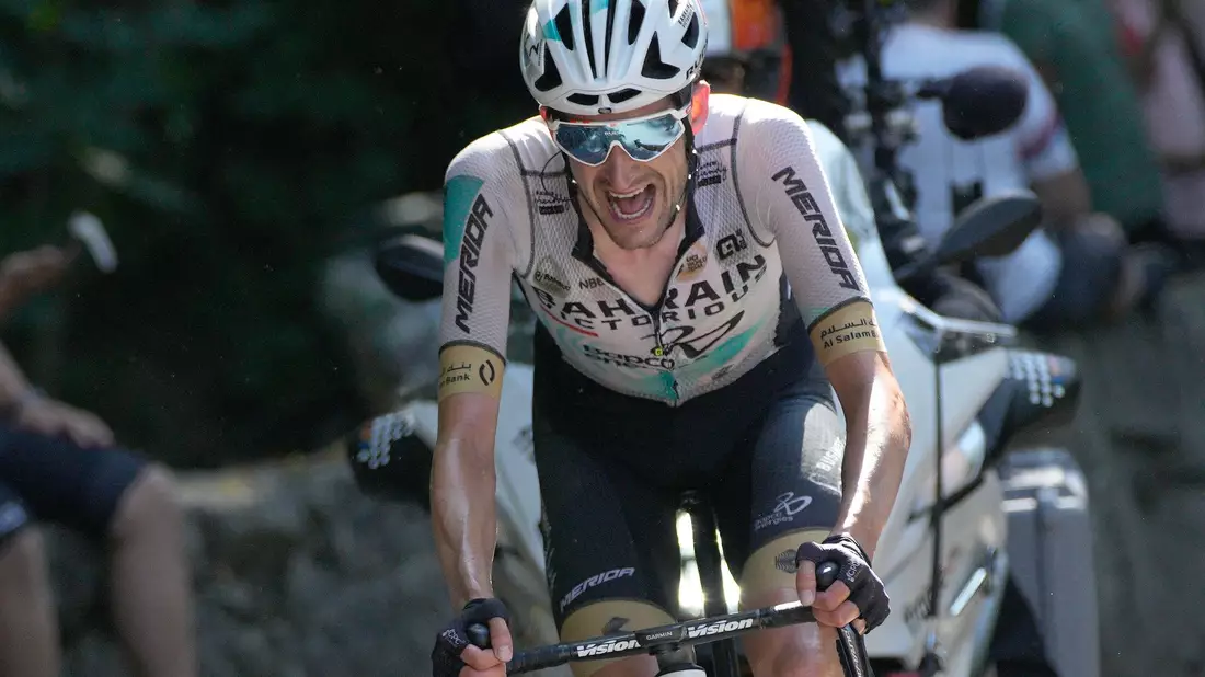 Der Etappensieger Wout Poels aus den Niederlanden vom Team Bahrain-Victorious jubelt auf dem Podium. - Bild: Daniel Cole/AP/dpa