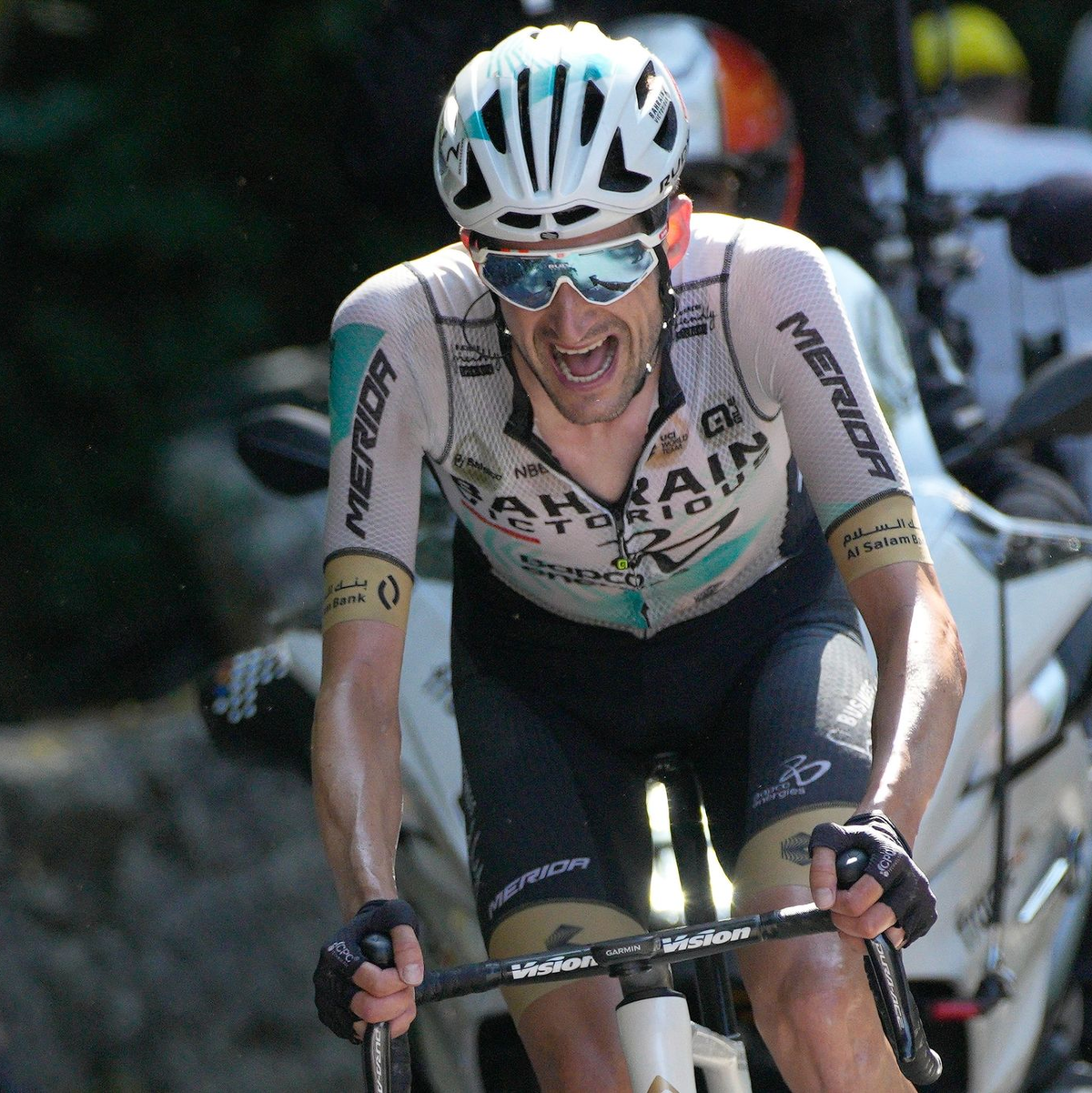 Der Etappensieger Wout Poels aus den Niederlanden vom Team Bahrain-Victorious jubelt auf dem Podium. - Foto: Daniel Cole/AP/dpa