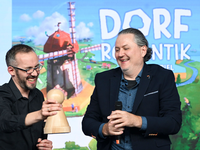 Die Spieleentwickler Lukas Zach und Michael Palm freuen sich über die Wahl ihres Spiels «Dorfromantik: Das Brettspiel» zum «Spiel des Jahres 2023». - Foto: Jens Kalaene/dpa