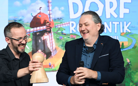 Die Spieleentwickler Lukas Zach und Michael Palm freuen sich über die Wahl ihres Spiels «Dorfromantik: Das Brettspiel» zum «Spiel des Jahres 2023». - Foto: Jens Kalaene/dpa