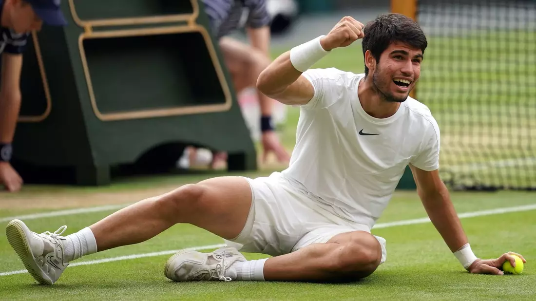 Nach fünf Sätzen fiel Carlos Alcaraz erleichtert nach seinem ersten Wimbledon-Sieg auf den Boden. - Bild: Victoria Jones/PA Wire/dpa