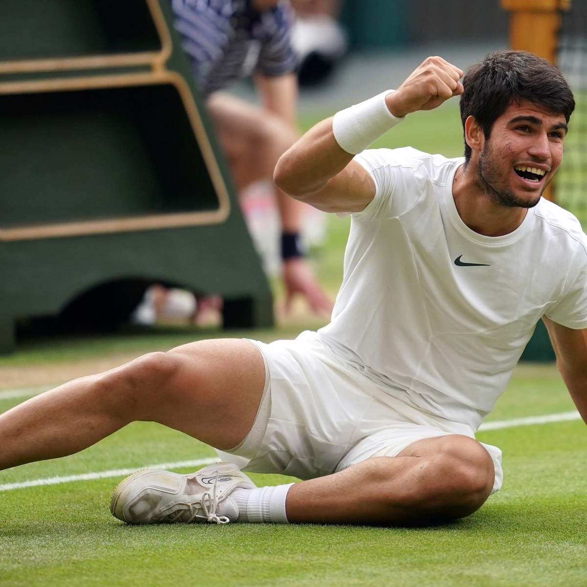 Nach fünf Sätzen fiel Carlos Alcaraz erleichtert nach seinem ersten Wimbledon-Sieg auf den Boden. - Foto: Victoria Jones/PA Wire/dpa