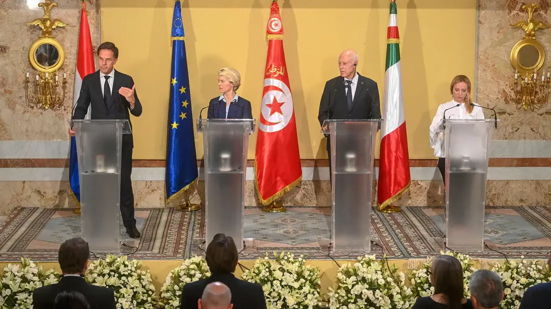 Mark Rutte (v.l.), Ursula von der Leyen, Kais Saied und Giorgia Meloni im Präsidentenpalast in Karthago. - Bild: Uncredited/Tunisian Presidency/AP/dpa