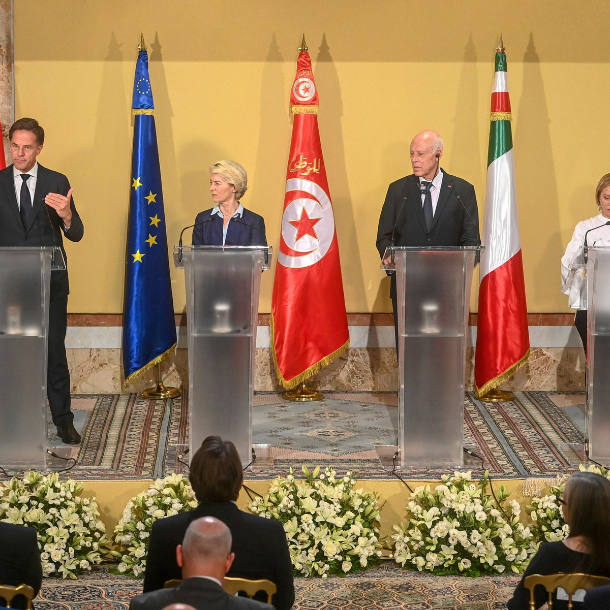 Mark Rutte (v.l.), Ursula von der Leyen, Kais Saied und Giorgia Meloni im Präsidentenpalast in Karthago. - Foto: Uncredited/Tunisian Presidency/AP/dpa