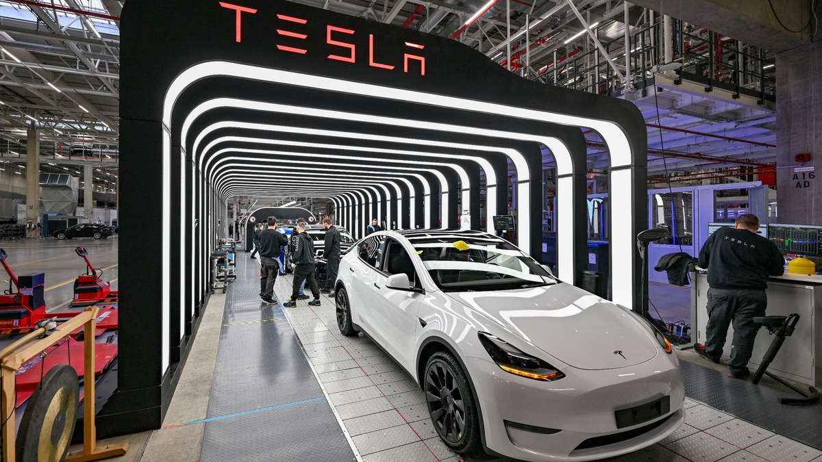 Mitarbeiter der Tesla Gigafactory Berlin Brandenburg arbeiten an der Endkontrolle der fertigen Elektrofahrzeuge vom Typ Model Y. - Foto: Patrick Pleul/dpa