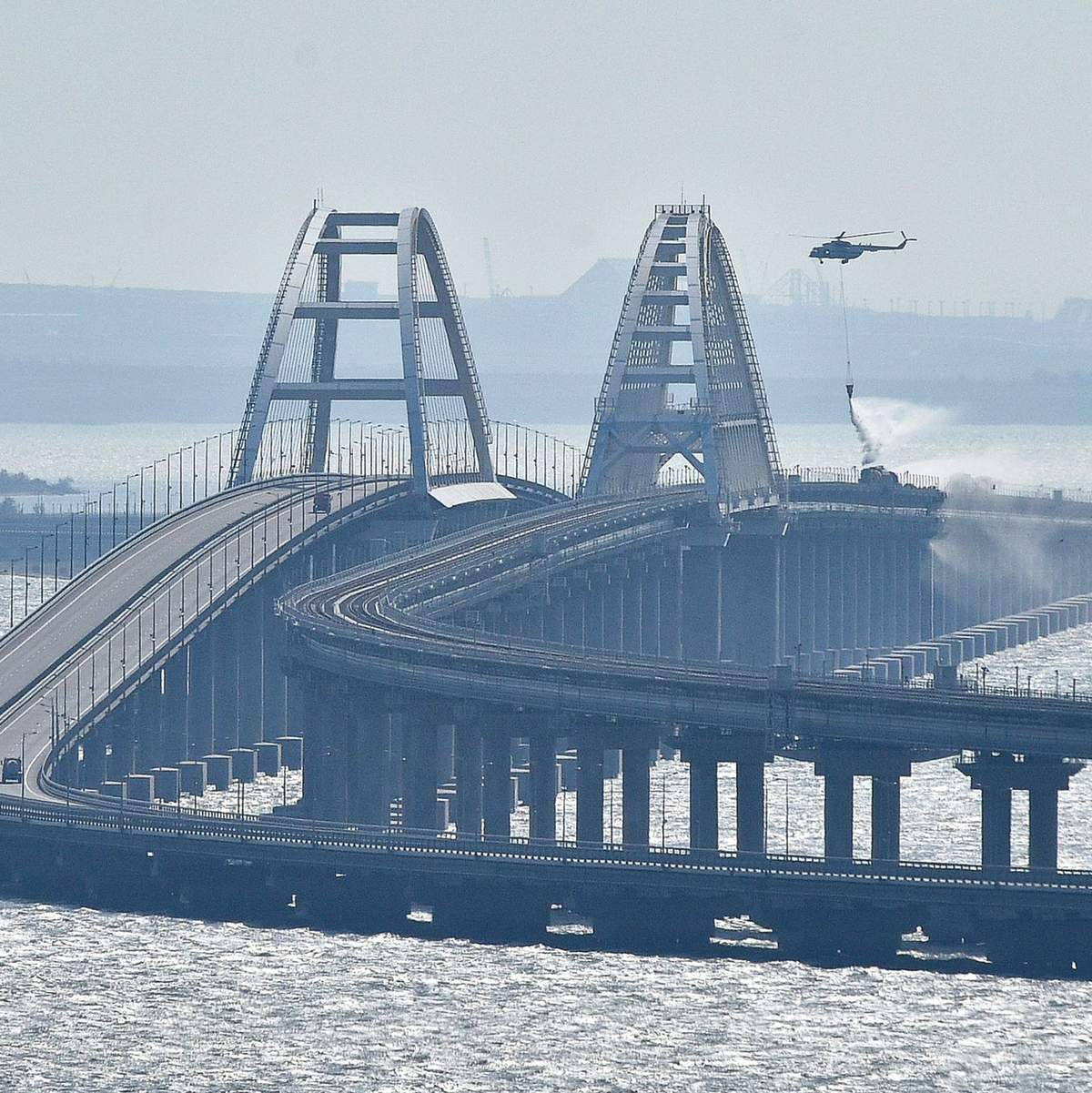Rund neun Monate nach der schweren Explosion auf der Kertsch-Brücke zwischen Russland und der Schwarzmeer-Halbinsel Krim hat sich dort erneut eine Explosion ereignet. - Foto: Uncredited/AP/dpa
