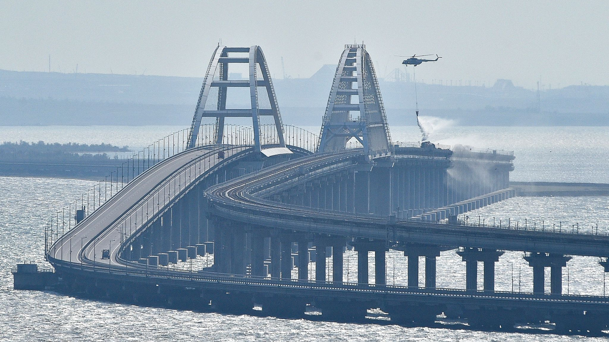 Rund neun Monate nach der schweren Explosion auf der Kertsch-Brücke zwischen Russland und der Schwarzmeer-Halbinsel Krim hat sich dort nach russischen Angaben ein «Notfall» ereignet. - Foto: Uncredited/AP/dpa