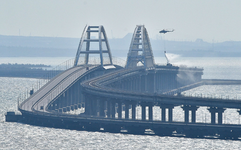 Rund neun Monate nach der schweren Explosion auf der Kertsch-Brücke zwischen Russland und der Schwarzmeer-Halbinsel Krim hat sich dort nach russischen Angaben ein «Notfall» ereignet. - Foto: Uncredited/AP/dpa