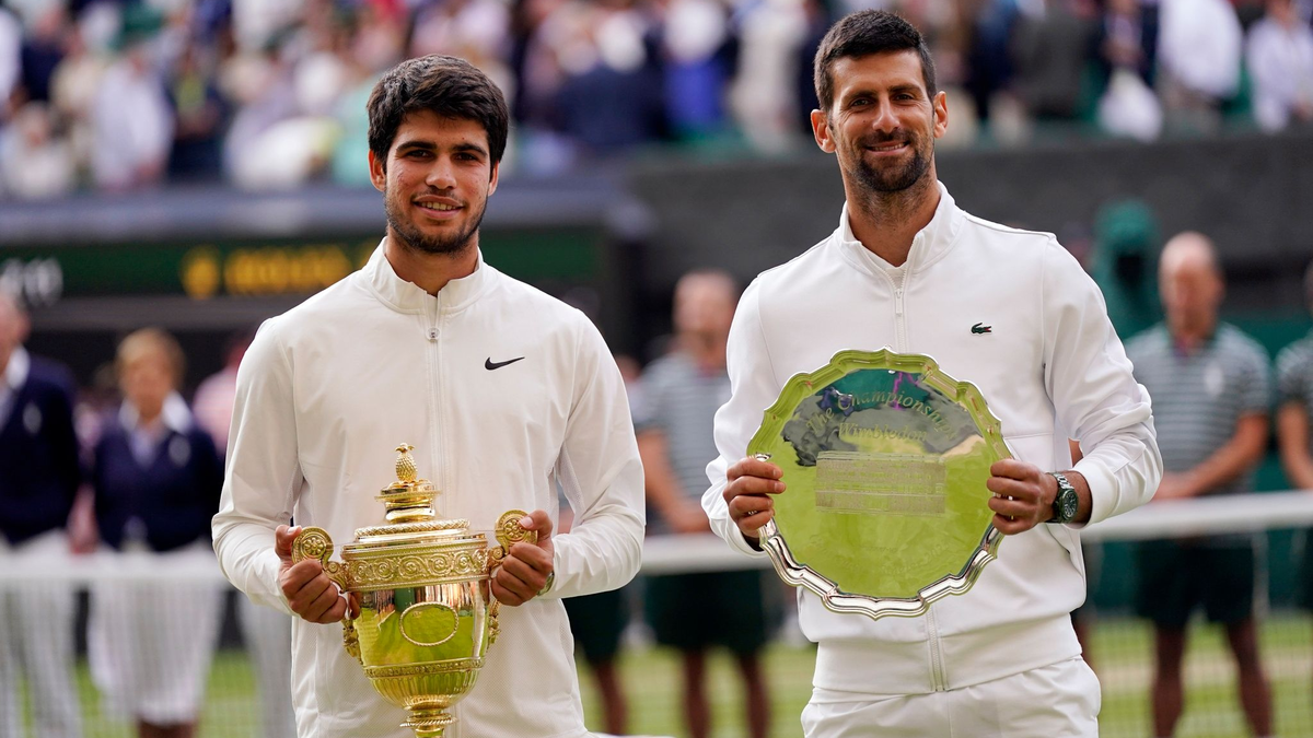 Sieger und Besiegter: Carlos Alcaraz (l) und Novak Djokovic.. - Foto: Alberto Pezzali/AP/dpa