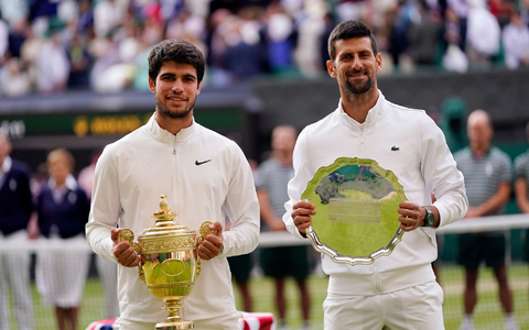Sieger und Besiegter: Carlos Alcaraz (l) und Novak Djokovic.. - Foto: Alberto Pezzali/AP/dpa