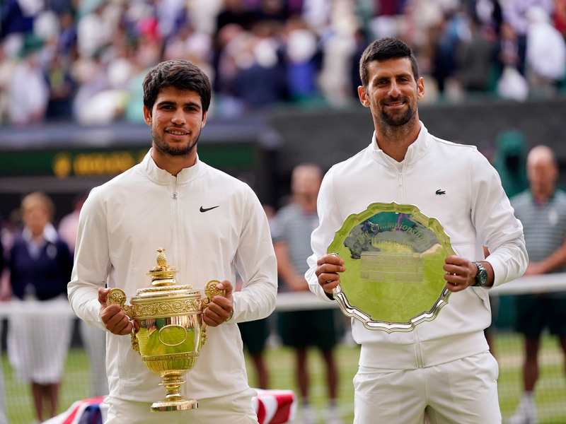 Sieger und Besiegter: Carlos Alcaraz (l) und Novak Djokovic.. - Foto: Alberto Pezzali/AP/dpa