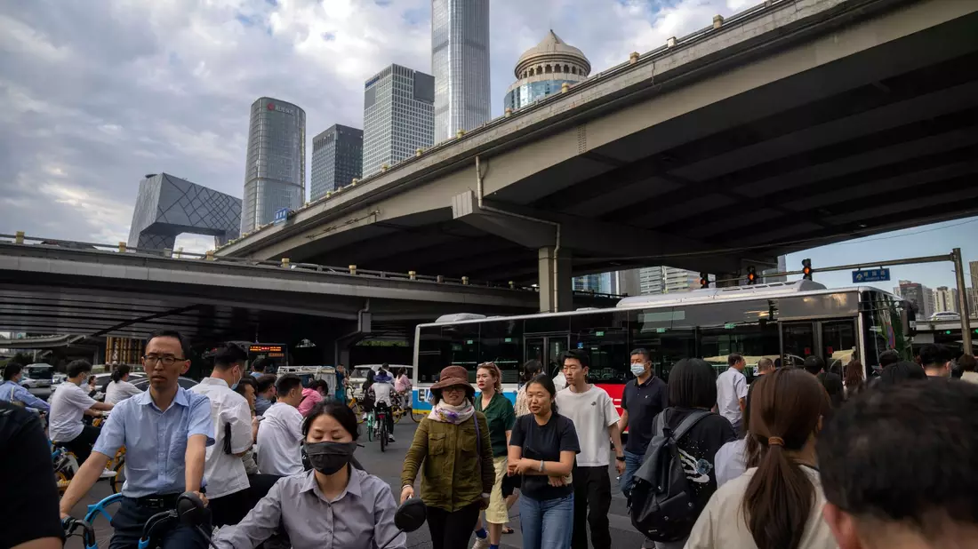Kreuzung im zentralen Geschäftsviertel von Peking. Chinas wirtschaftliche Erholung verliert weiter an Schwung. - Bild: Mark Schiefelbein/AP/dpa
