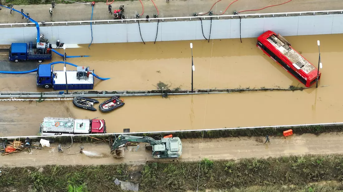 Eine überflutete Straße, die zu einem Tunnel führt. - Bild: Kim Ju-hyung/Yonhap/AP/dpa