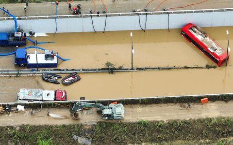 Eine überflutete Straße, die zu einem Tunnel führt. - Foto: Kim Ju-hyung/Yonhap/AP/dpa