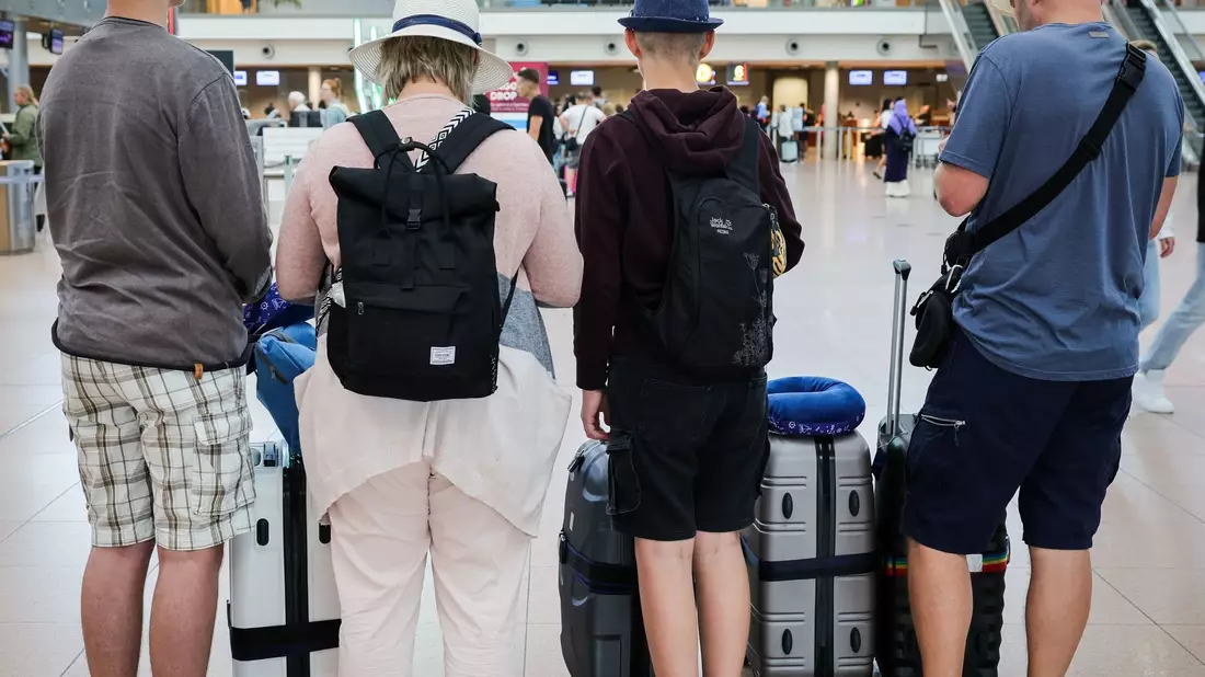 Familie am Flughafen Hamburg: Die Menschen fahren wieder häufiger ins Ausland und nutzen dafür auch eher wieder das Flugzeug, das in der Pandemie gemieden worden war. - Bild: Christian Charisius/dpa
