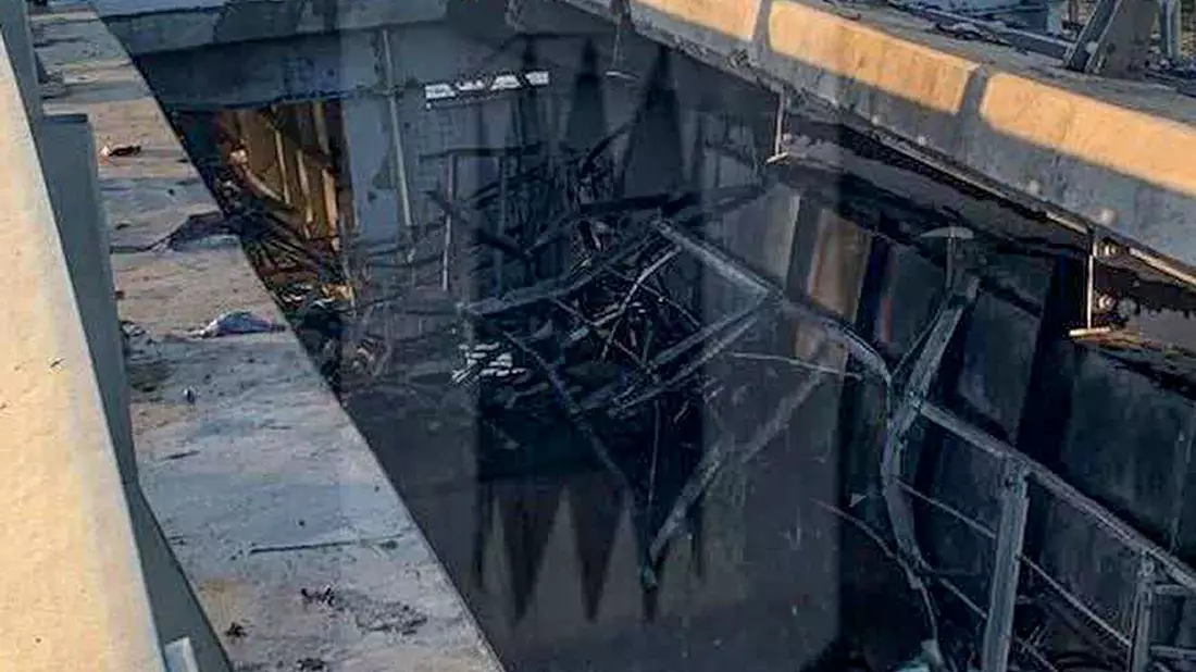 Das von Ostorozhno Novosti zur Verfügung gestellte Foto zeigt angeblich beschädigte Teile der Krim-Brücke, die das russische Festland und die Halbinsel Krim über die Straße von Kertsch verbindet. - Bild: Uncredited/OSTOROZHNO NOVOSTI/AP/dpa