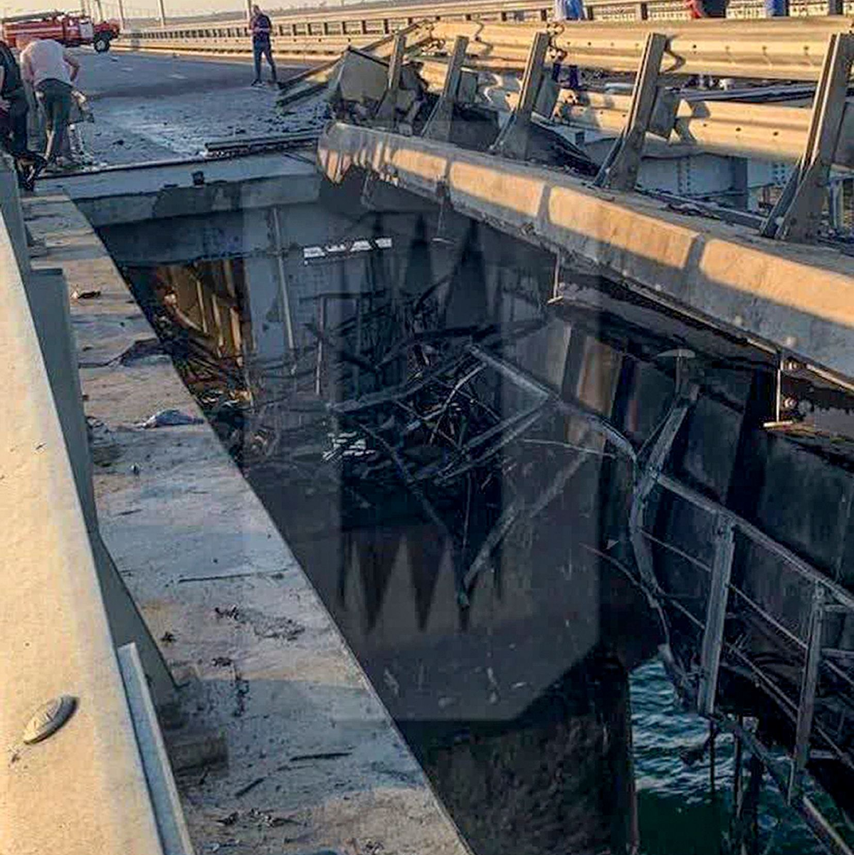 Das von Ostorozhno Novosti zur Verfügung gestellte Foto zeigt angeblich beschädigte Teile der Krim-Brücke, die das russische Festland und die Halbinsel Krim über die Straße von Kertsch verbindet. - Foto: Uncredited/OSTOROZHNO NOVOSTI/AP/dpa
