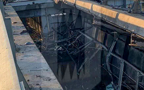 Das von Ostorozhno Novosti zur Verfügung gestellte Foto zeigt angeblich beschädigte Teile der Krim-Brücke, die das russische Festland und die Halbinsel Krim über die Straße von Kertsch verbindet. - Foto: Uncredited/OSTOROZHNO NOVOSTI/AP/dpa