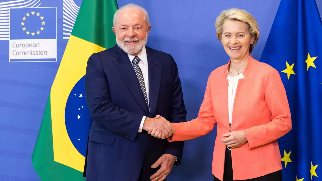 EU-Kommissionspräsidentin Ursula von der Leyen begrüßt den brasilianischen Präsidenten Luiz Inácio Lula da Silva in Brüssel. - Bild: Geert Vanden Wijngaert/AP/dpa