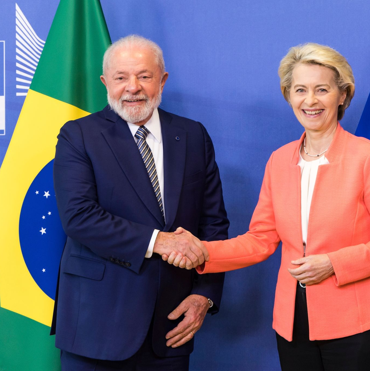 EU-Kommissionspräsidentin Ursula von der Leyen begrüßt den brasilianischen Präsidenten Luiz Inácio Lula da Silva in Brüssel. - Foto: Geert Vanden Wijngaert/AP/dpa