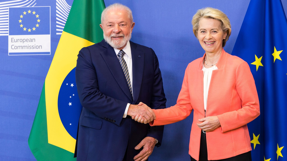 EU-Kommissionspräsidentin Ursula von der Leyen begrüßt den brasilianischen Präsidenten Luiz Inácio Lula da Silva in Brüssel. - Foto: Geert Vanden Wijngaert/AP/dpa