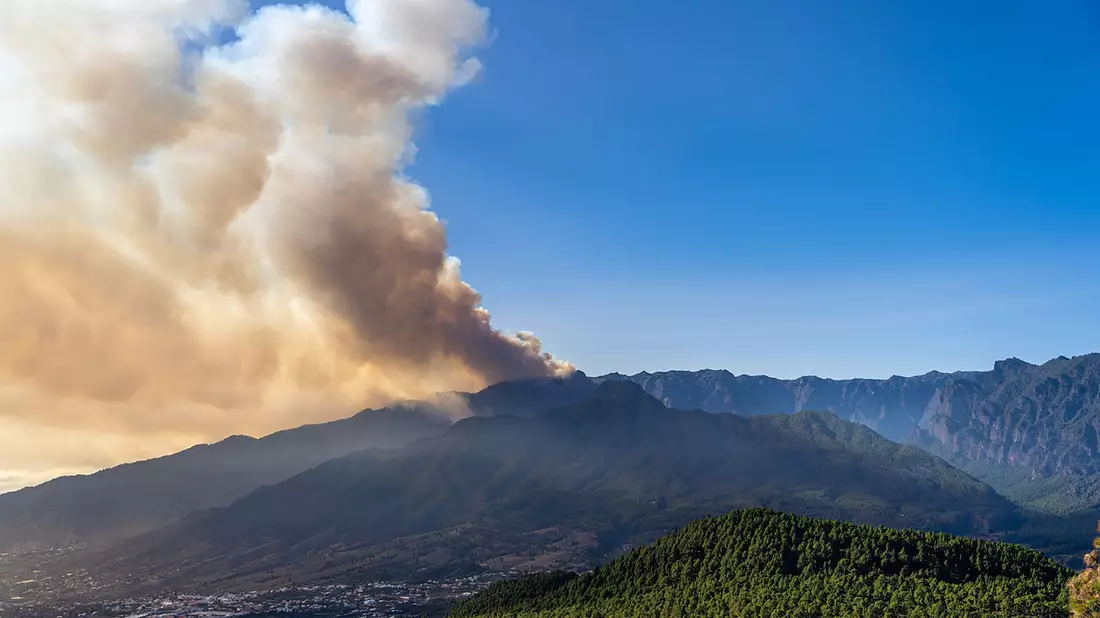 Rauch steigt von einem Waldbrand auf. Das seit Samstagmorgen in der Nähe der Ortschaft Puntagorda im Nordwesten der Insel La Palma wütende Feuer hat knapp 4000 Hektar erfasst. - Bild: ---/EUROPA PRESS/dpa