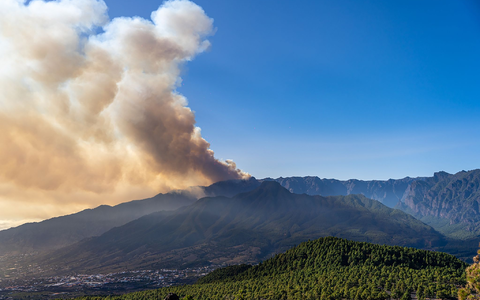 Rauch steigt von einem Waldbrand auf. Das seit Samstagmorgen in der Nähe der Ortschaft Puntagorda im Nordwesten der Insel La Palma wütende Feuer hat knapp 4000 Hektar erfasst. - Foto: ---/EUROPA PRESS/dpa