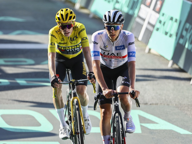 Liefern sich bei der Tour einen Kampf um die Sekunden: Jonas Vingegaard (l) und Tadej Pogacar. - Foto: David Pintens/Belga/dpa