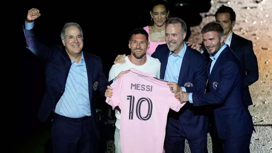 Der argentinische Superstar Lionel Messi trägt aktuell beim US-Club Inter Miami an Spieltagen den Rosa-Ton «Pantone 1895C». - Bild: Rebecca Blackwell/AP/dpa