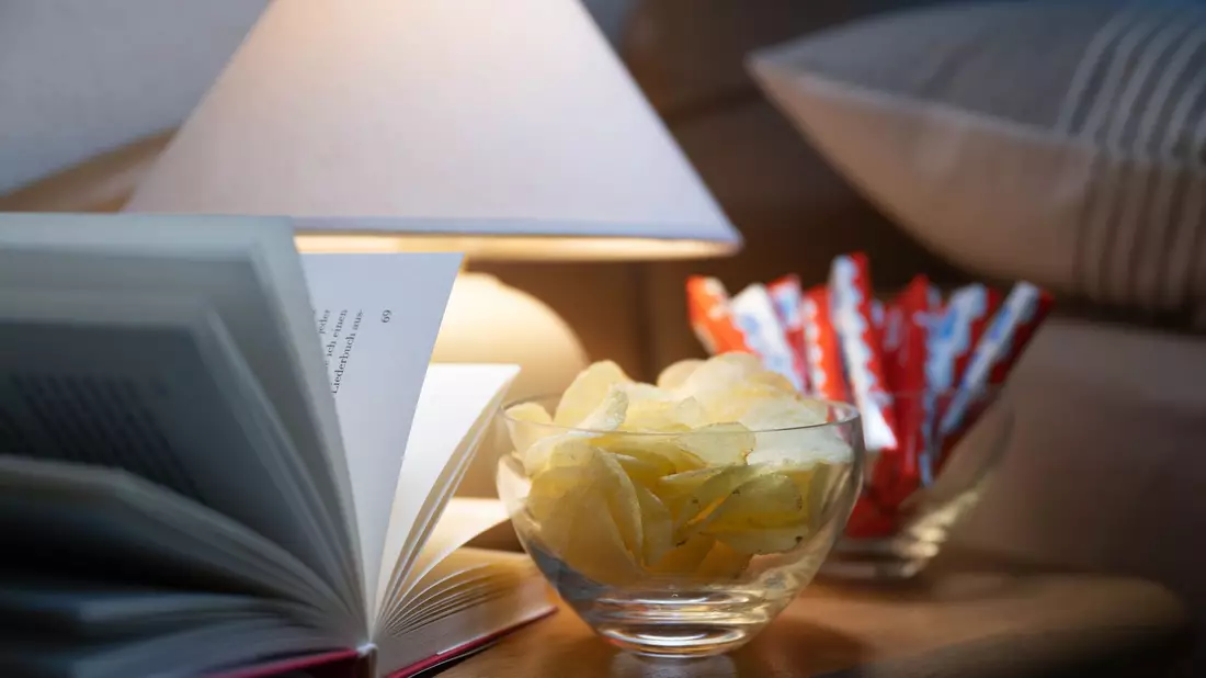 In Stresssituationen sind Schokolade oder Chips oft sehr verlockend. - Bild: Hendrik Schmidt/dpa