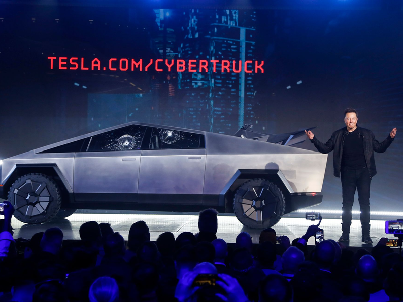 Tesla hat nahezu vier Jahre nach der Präsentation die Produktion seines Elektro-Pickups «Cybertruck» gestartet. - Foto: Ringo H.W. Chiu/AP/dpa