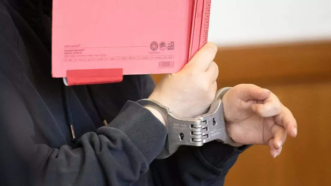 Die Angeklagte soll ihren neun Jahre alten Sohn im Februar 2023 geschlagen und das benommene Kind anschließend in die Badewanne gelegt haben, wo es ertrank. - Bild: Bernd Thissen/dpa
