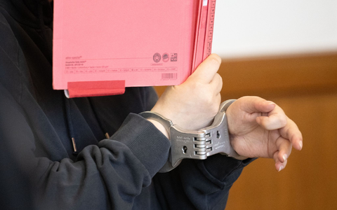 Die Angeklagte soll ihren neun Jahre alten Sohn im Februar 2023 geschlagen und das benommene Kind anschließend in die Badewanne gelegt haben, wo es ertrank. - Foto: Bernd Thissen/dpa