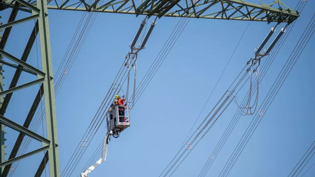 In einem Umspannwerk in Brandenburg wird an einer Stromleitung gearbeitet (Symbolbild). Energie ist einer von elf Bereichen, für die im Entwurf des KRITIS-Dachgesetzes besondere Auflagen gemacht werden. - Bild: Christophe Gateau/dpa