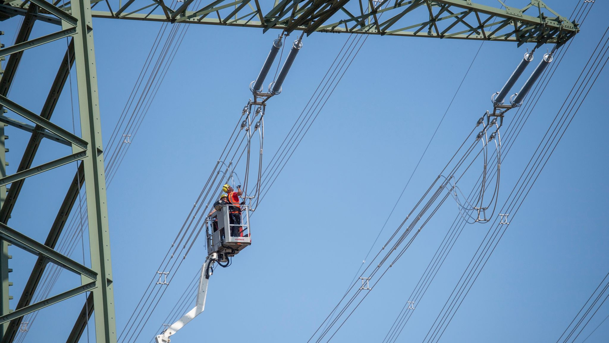 In einem Umspannwerk in Brandenburg wird an einer Stromleitung gearbeitet (Symbolbild). Energie ist einer von elf Bereichen, für die im Entwurf des KRITIS-Dachgesetzes besondere Auflagen gemacht werden. - Foto: Christophe Gateau/dpa
