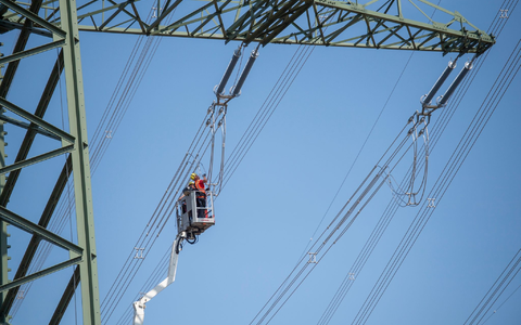 In einem Umspannwerk in Brandenburg wird an einer Stromleitung gearbeitet (Symbolbild). Energie ist einer von elf Bereichen, für die im Entwurf des KRITIS-Dachgesetzes besondere Auflagen gemacht werden. - Foto: Christophe Gateau/dpa