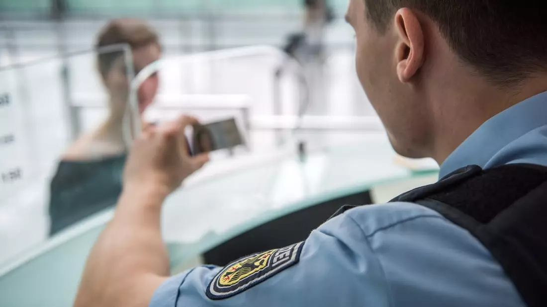 Bundespolizeidirektion München: Gewaltbereiter Fußballfan darf nicht einreisen - Bild: presseportal.de
