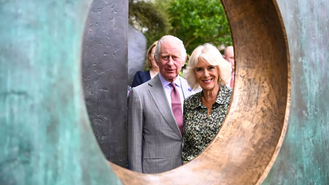 König Charles und Königin Camilla bei einem Besuch des Barbara Hepworth Museum and Sculpture Garden. - Bild: Finnbarr Webster/PA/AP/dpa