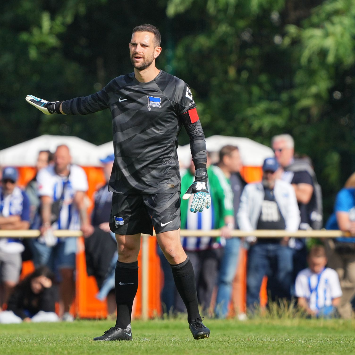 Wurde vom Landgericht Salzburg zu einer Geldstrafe verurteilt: Hertha-Torwart Marius Gersbeck. - Foto: Soeren Stache/dpa