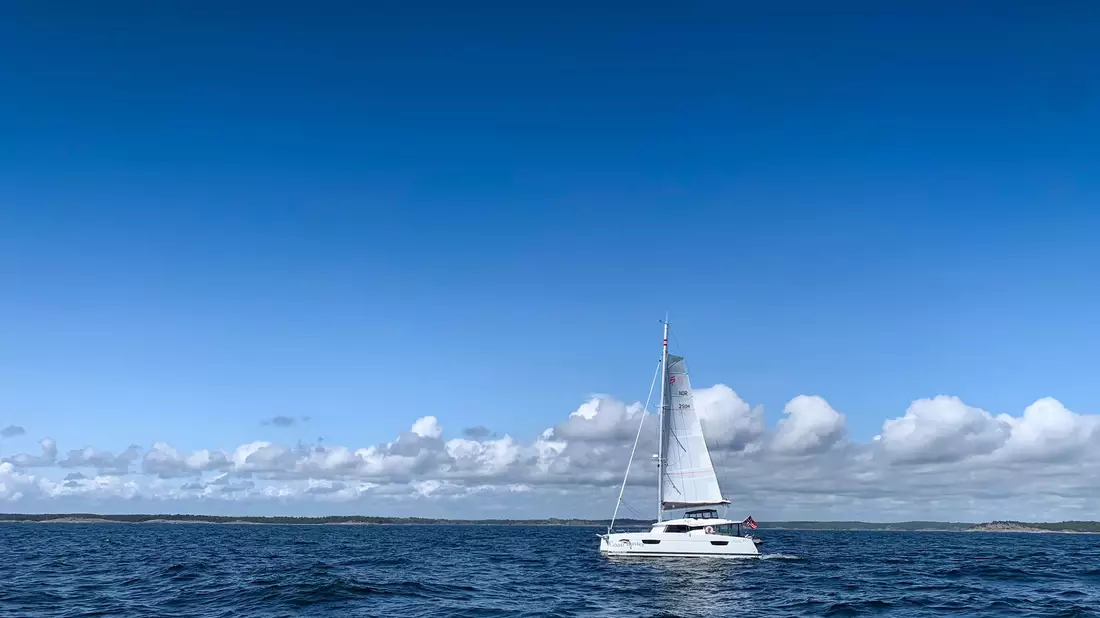 Ein Katamaran auf der Ostsee. Im Pazifik wurde ein Australier mit seinem Hund nach drei Monaten von einem manövrierunfähigen Katamaran geborgen. - Bild: Daniel Reinhardt/dpa
