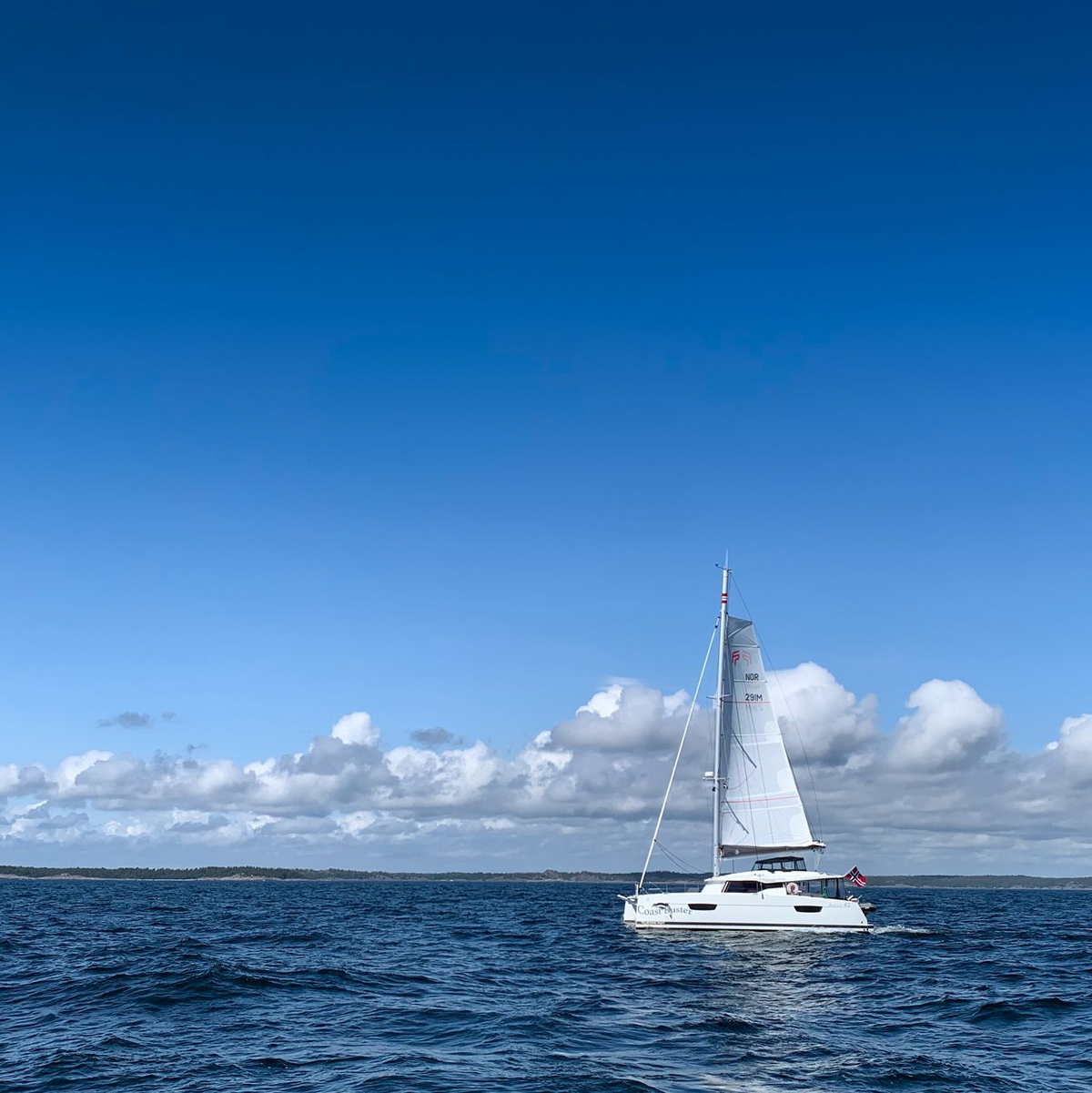 Ein Katamaran auf der Ostsee. Im Pazifik wurde ein Australier mit seinem Hund nach drei Monaten von einem manövrierunfähigen Katamaran geborgen. - Foto: Daniel Reinhardt/dpa