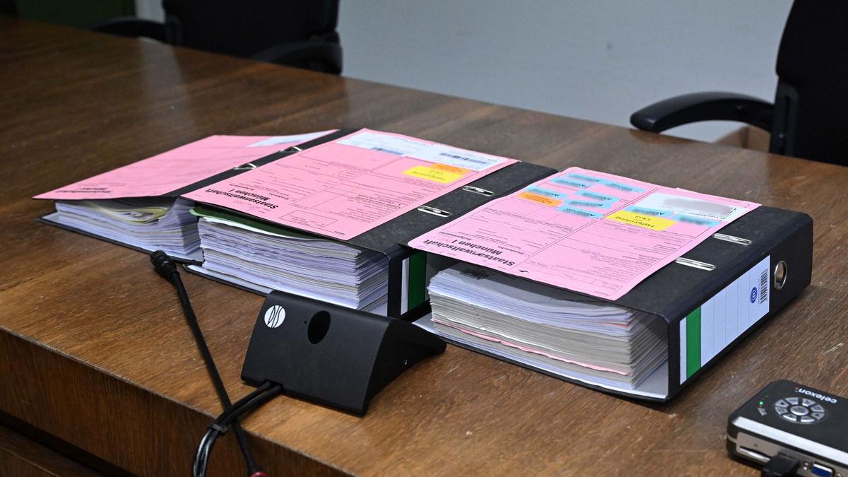 Akten liegen beim Auftakt im Prozess zu einem Mord in einer psychiatrischen Klinik im Sitzungssaal im Landgericht München I. - Foto: Felix Hörhager/dpa