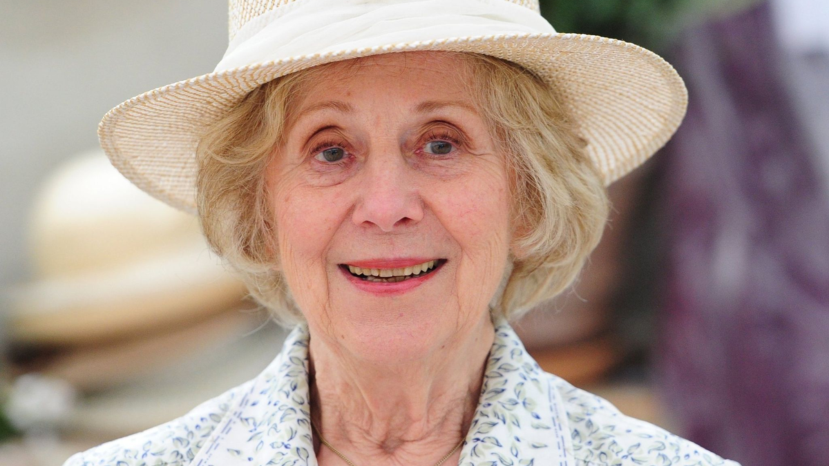 Die Schauspielerin Bibiana Zeller (Erna) lächelt während eines Settermins zum ARD-Film «Hochzeiten» in einer Gärtnerei. - Foto: Marc Müller/dpa