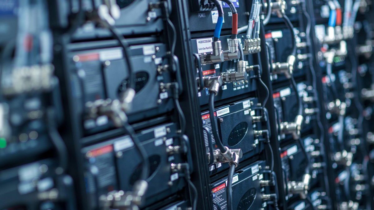 Akku-Blöcke in einem Batteriepark. (Symbolbild) - Foto: Jens Büttner/dpa-Zentralbild/dpa