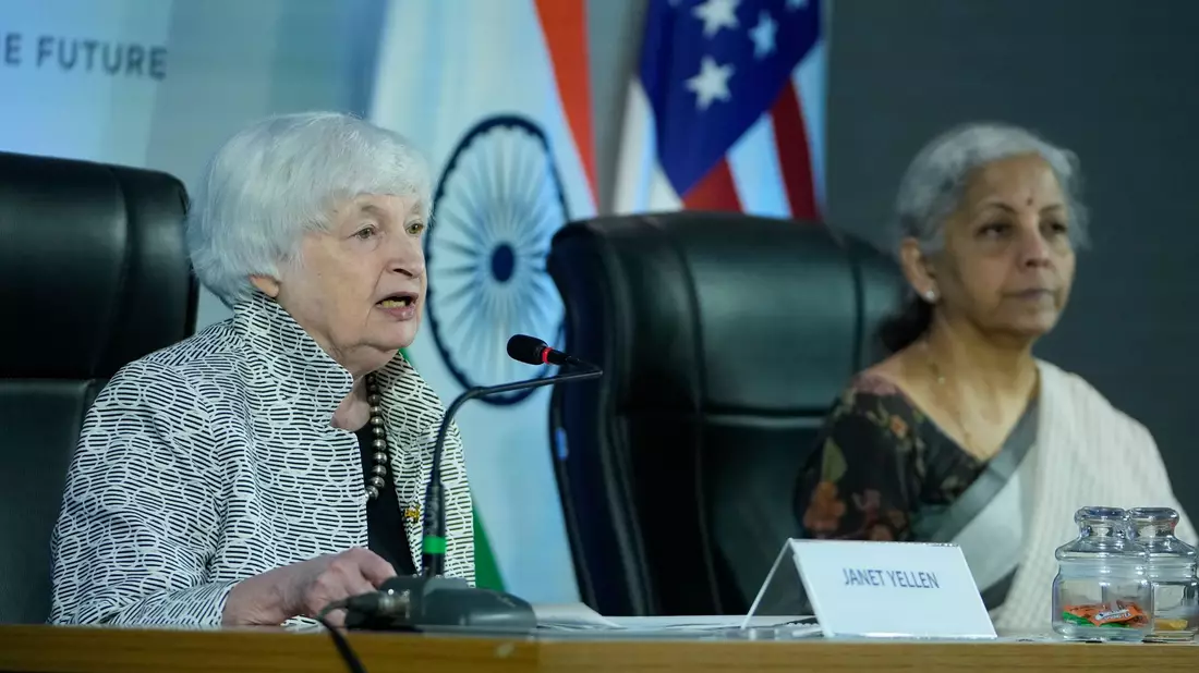 US-Finanzministerin Janet Yellen (l) und ihre indische Kollegin Nirmala Sitharaman wollen zusammenarbeiten. - Bild: Ajit Solanki/AP/dpa