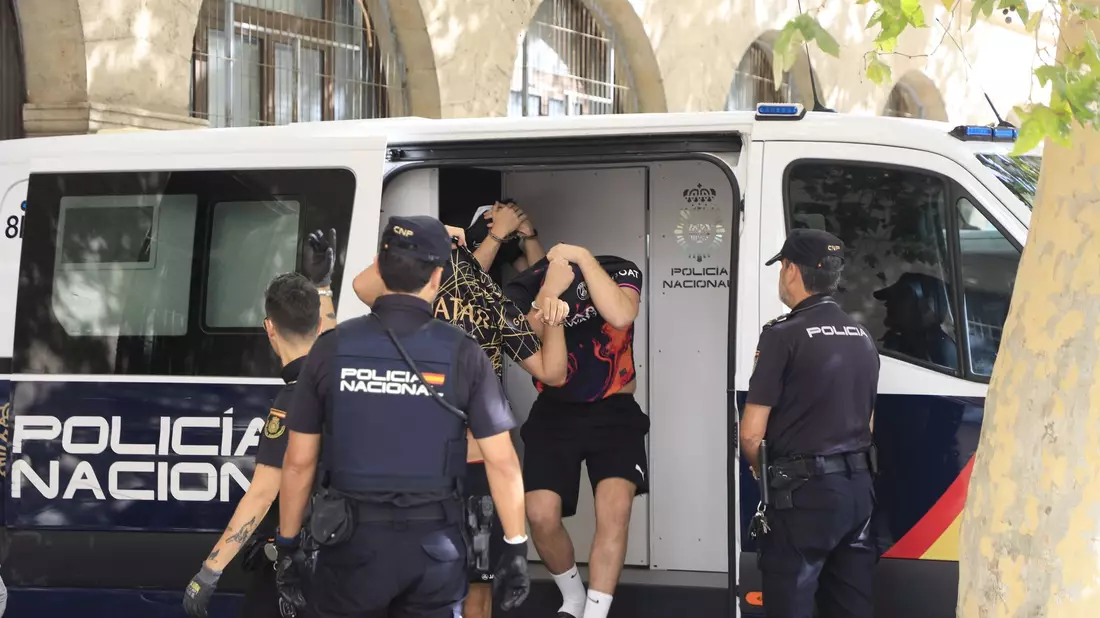Polizisten führen die Verdächtigen zum Termin mit dem Haftrichter auf der Balearischen Insel. - Bild: Clara Margais/dpa