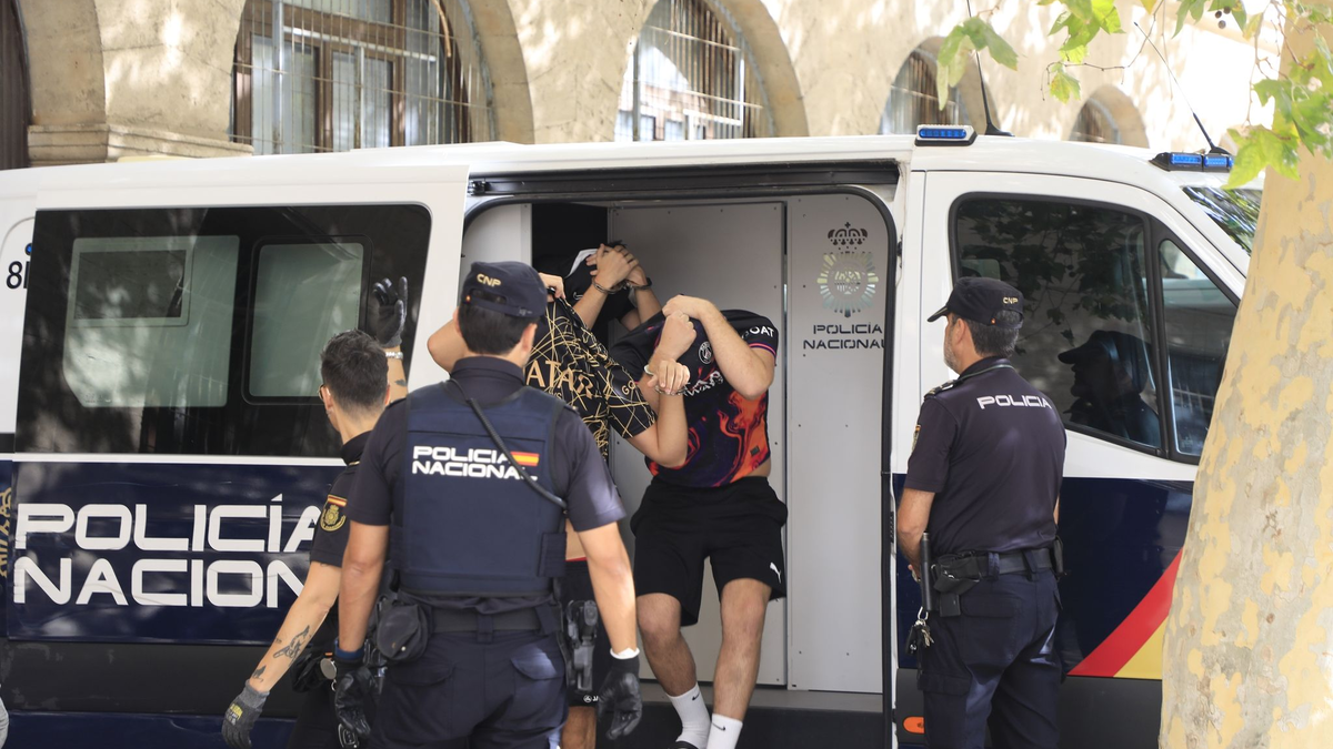Polizisten führen die Verdächtigen zum Termin mit dem Haftrichter auf der Balearischen Insel. - Foto: Clara Margais/dpa
