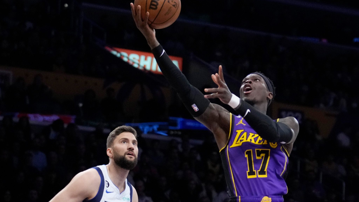 Dennis Schröder (r) kritisierte seinen Nationalmannschaftskollegen Maximilian Kleber in einem Podcast scharf. - Foto: Marcio Jose Sanchez/AP/dpa