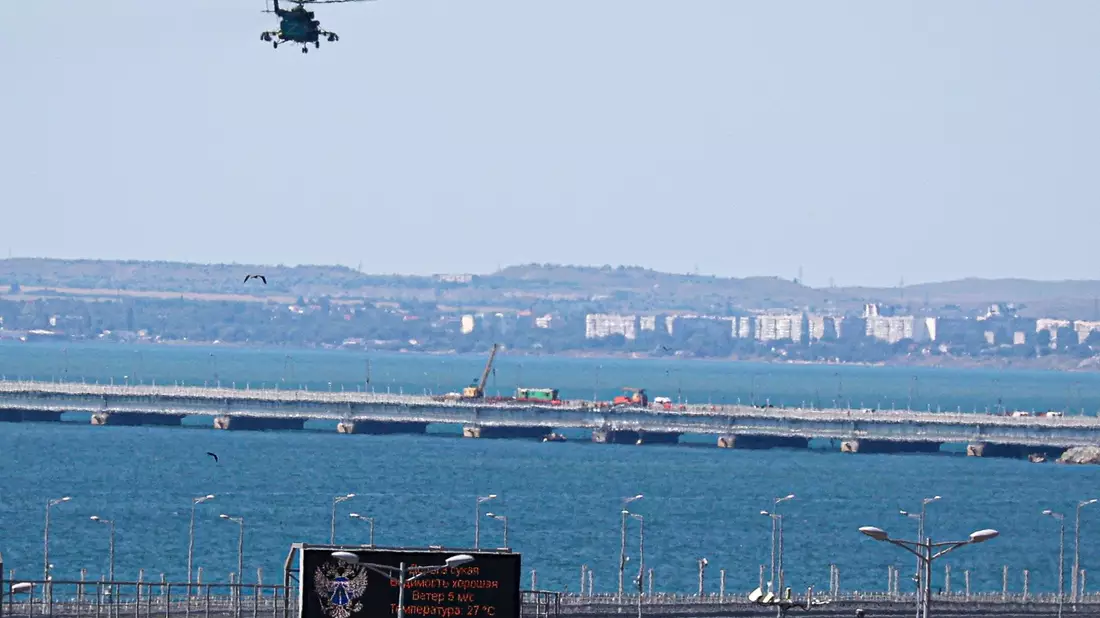 Blick auf die Krim-Brücke, die das russische Festland und die Halbinsel Krim über die Straße von Kertsch verbindet. - Bild: -/AP/dpa